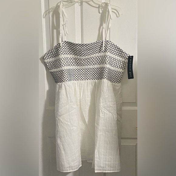 MADDEN GIRL Dresses & Skirts - NWT.. MADDEN GIRL WOMENS PLUS WHITE TIE SHOULDER TIE SMOCKED DRESS
